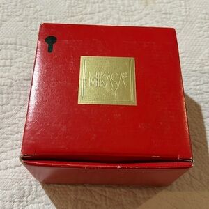 Mikasa Christmas Bouquet covered dish. NIOB